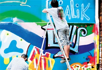 Alunos_do_Bialik_grafitam_muro_da_escola_no_primeiro_dia_de_aula.jpg