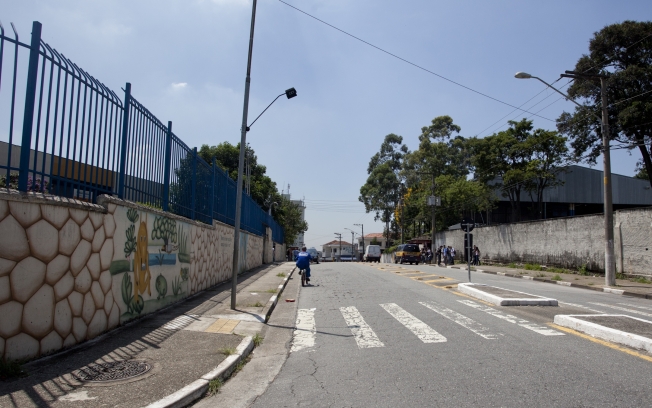  Amana Salles/Fotoarena - À esquerda, escola municipal Guiomar Cabral e, em frente, a estadual Cândido Gomide em São Paulo: diferença que pode ser percebida por quem passa é maior para quem estuda
