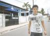  O aluno Matheus do Brasil, do Maranhão, em frente à escola estadual em que estuda, que não está adaptada à Lei do Estágio